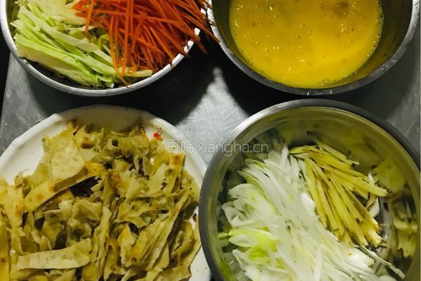 素菜炒饼的做法图解1