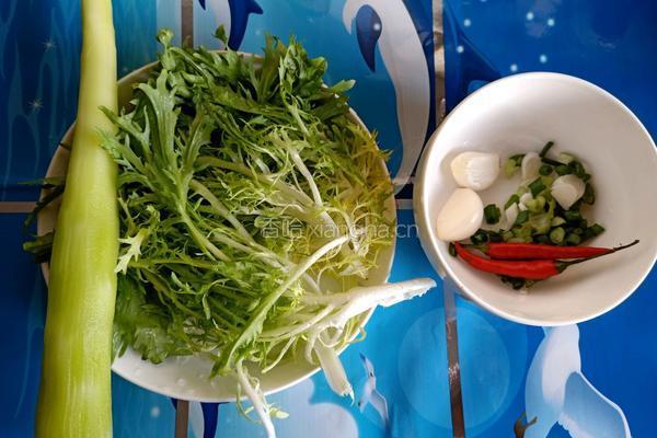 莴笋辣拌苦苣的做法图解1