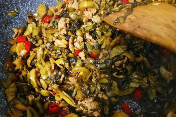 酸菜炒肉的做法图解2