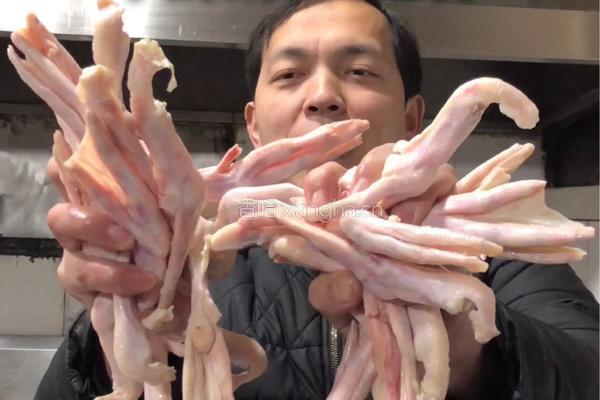鸭爪焖排骨的做法图解1