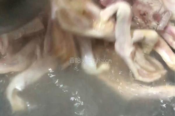 鸭爪焖排骨的做法图解2