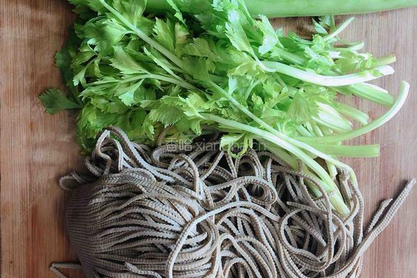 凉拌香芹豆腐丝的做法图解1