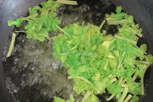 凉拌香芹豆腐丝的做法图解2