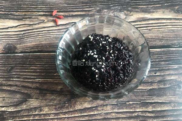 蒸蜂蜜黑糯米饭的做法图解5