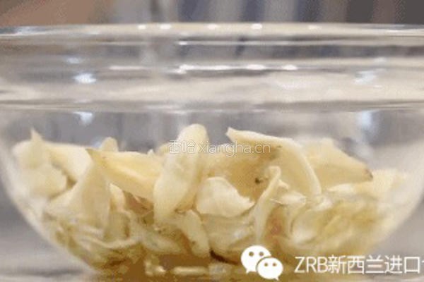 新西兰花胶响螺片排骨汤的做法图解1