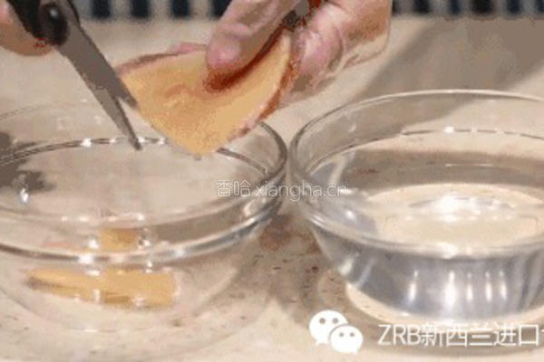 新西兰花胶响螺片排骨汤的做法图解3