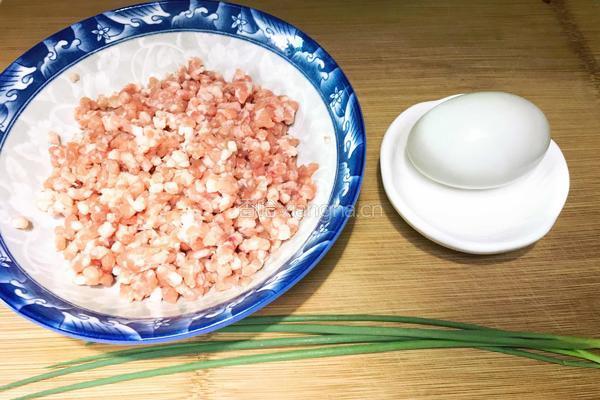 咸蛋黄蒸肉饼的做法图解1