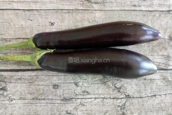  蒜蓉蒸茄子的做法图解1