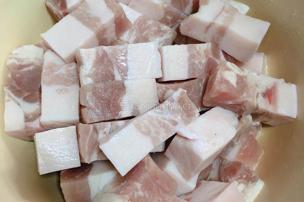 玫瑰腐乳红烧肉的做法图解1