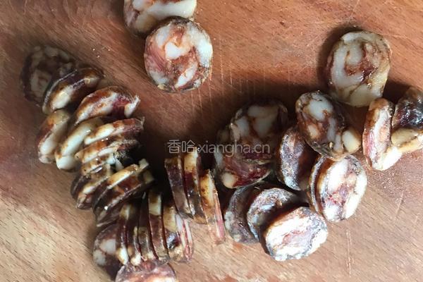 豆腐干蒸香肠的做法图解2