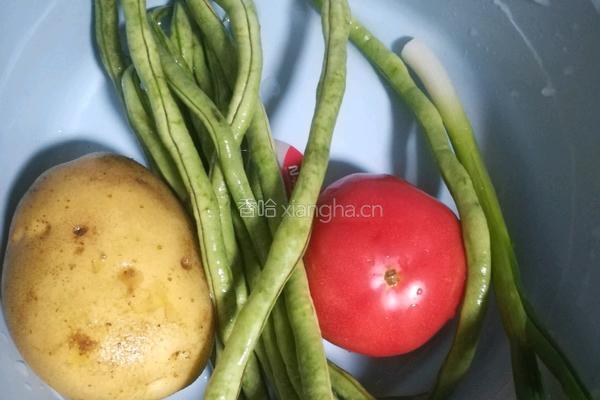 土豆豆角焖面的做法图解1
