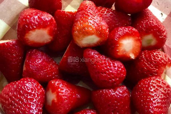 草莓果酱的做法图解1