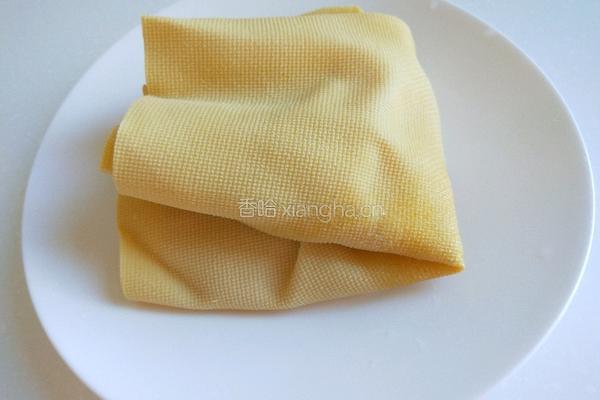 新文美食 鸡蛋韭菜豆皮花的做法图解1