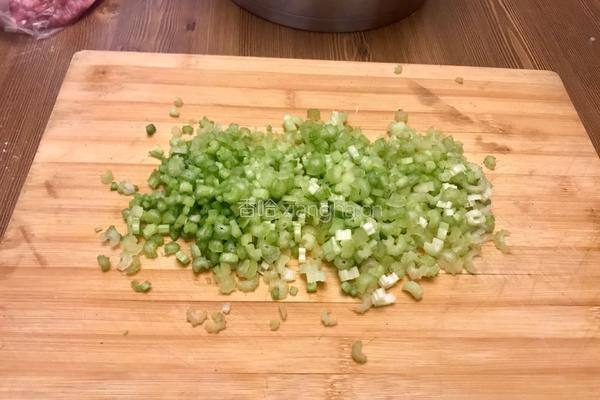 芹菜猪肉饺子的做法图解2
