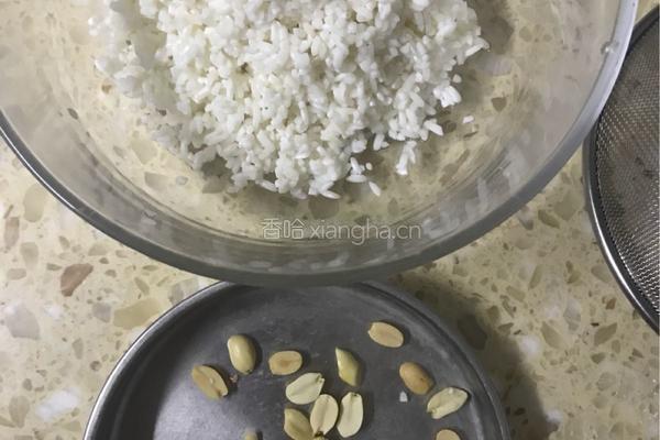 蒸红枣花生糯米饭的做法图解1