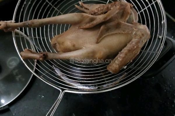 红枣枸杞鸽子汤的做法图解1