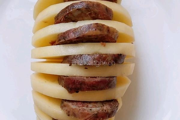 腊肠蒸风琴土豆的做法图解4