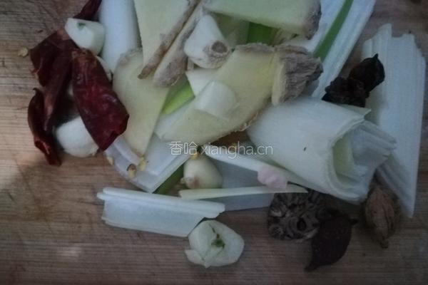 土豆红烧肉的做法图解1