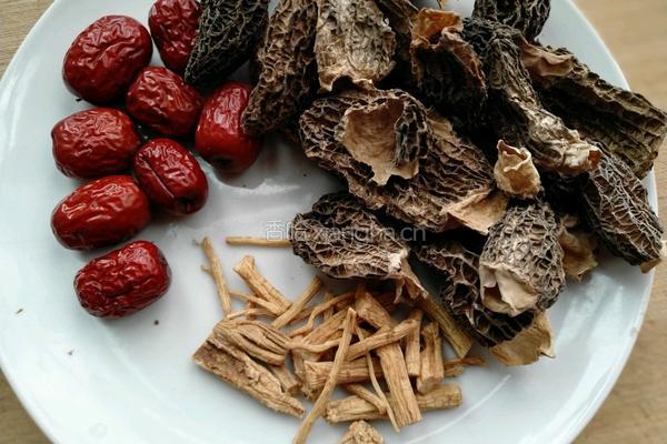 羊肚菌鸡汤的做法图解1