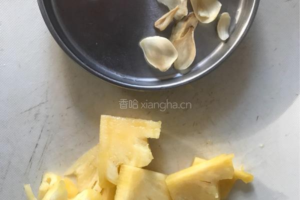 百合枸杞蒸菠萝的做法图解1