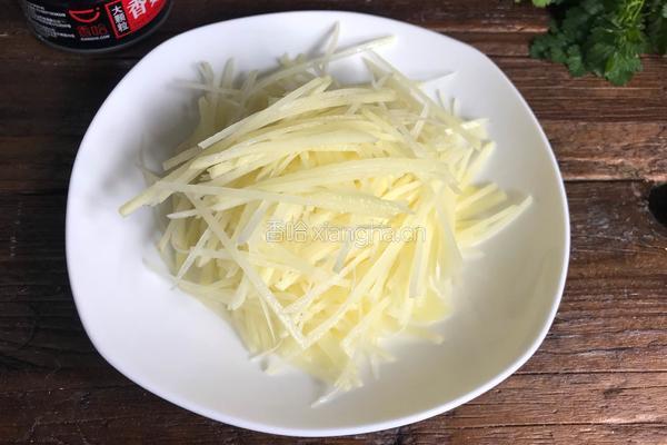 香菇酱土豆丝的做法图解3