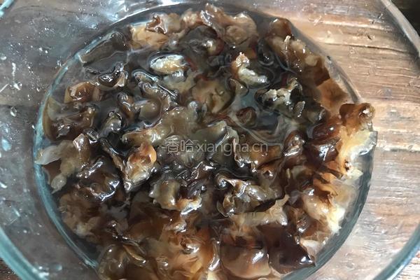 香菇酱拌木耳的做法图解1