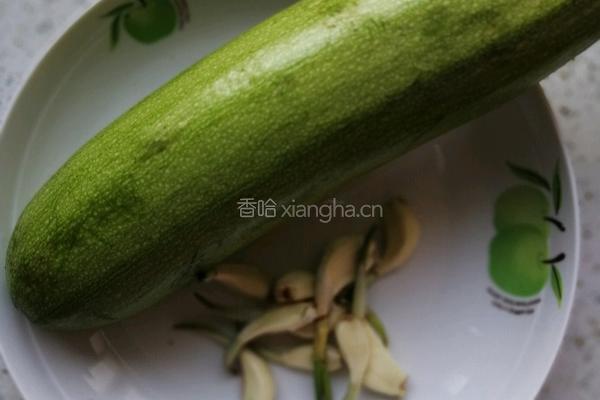 蒜蓉蒸茭瓜的做法图解1