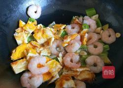 新文美食 荷包蛋炒虾仁 的做法图解10
