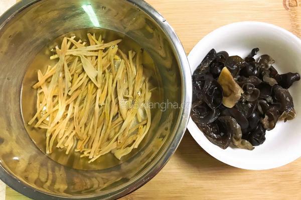 金针木耳蒸鸡的做法图解5
