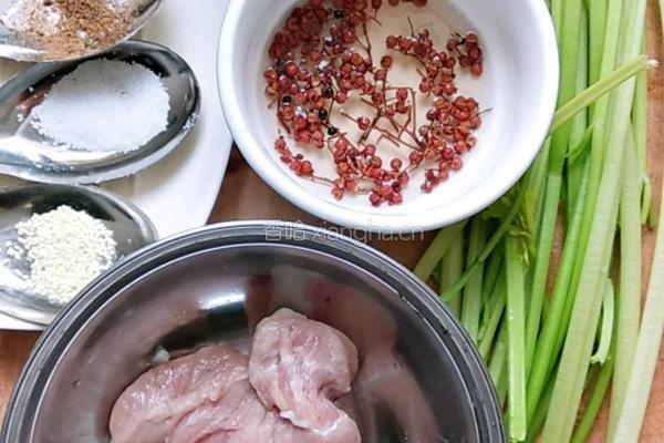 肉沫蒸芹菜的做法图解1