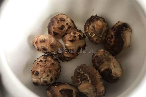 香菇瘦肉汤的做法图解2