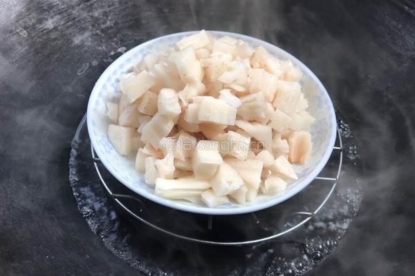 香菇酱拌藕丁的做法图解4