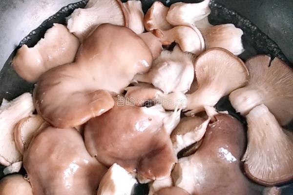 腊肠蒸蘑菇的做法图解2