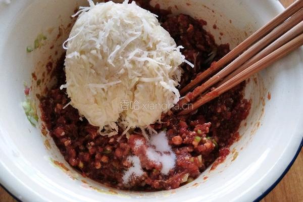 猪肉土豆饺子的做法图解1