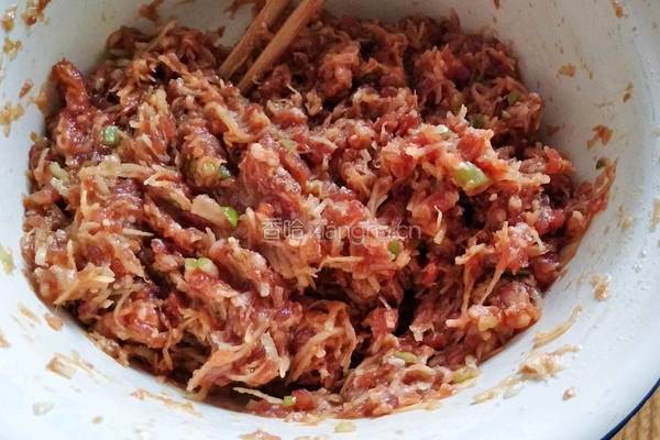 猪肉土豆饺子的做法图解2
