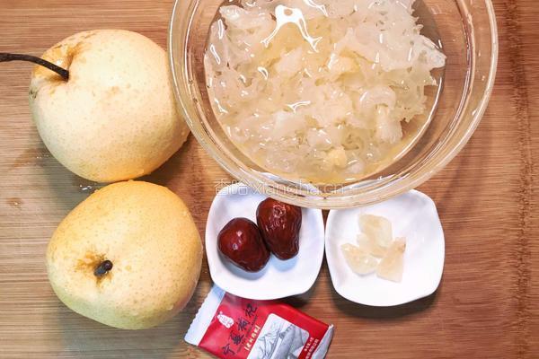 冰糖银耳蒸雪梨的做法图解1