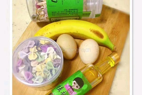 沫辰小甜点香蕉鸡蛋饼的做法图解1