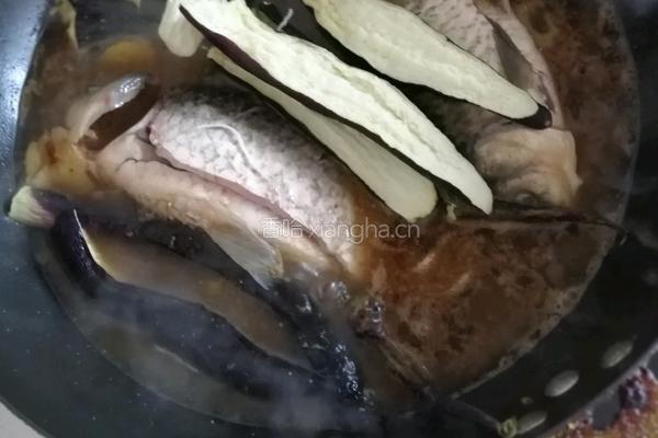 酱炖鲫鱼茄子的做法图解6