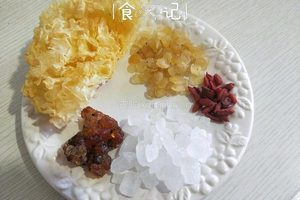 桃胶皂角米银耳羹的做法图解1