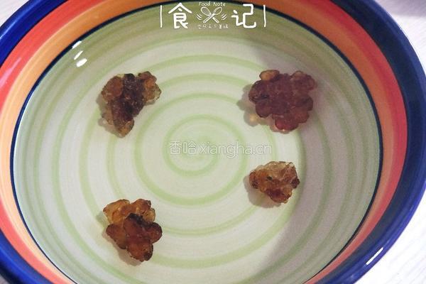 桃胶皂角米银耳羹的做法图解2