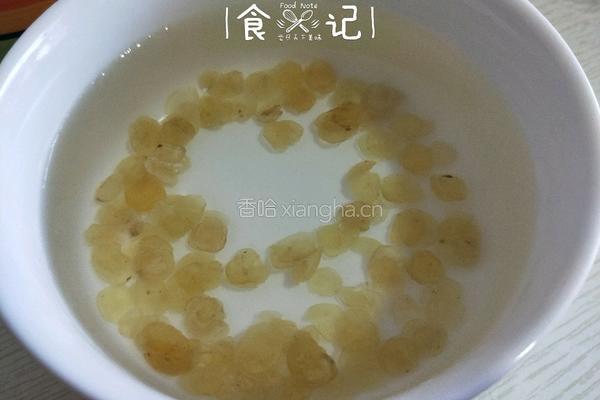 桃胶皂角米银耳羹的做法图解3