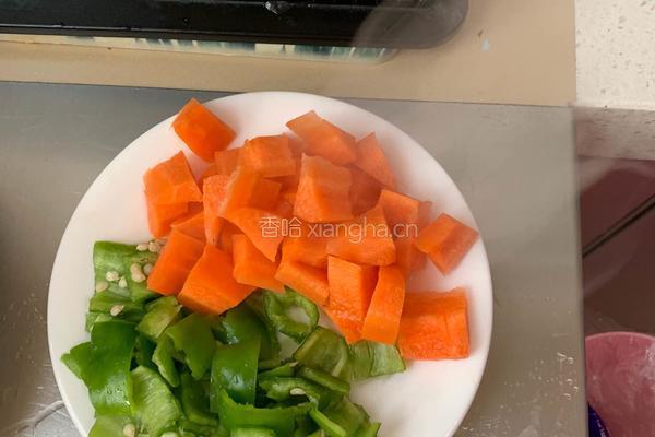 鸡胸肉鸡丁炒胡萝卜尖椒的做法图解2