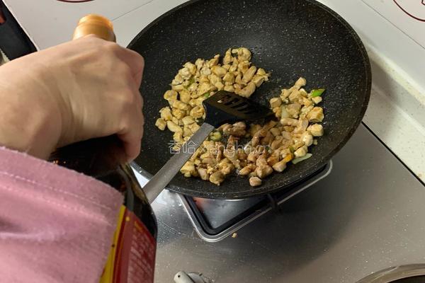 鸡胸肉鸡丁炒胡萝卜尖椒的做法图解11