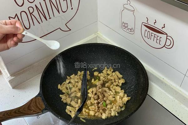 鸡胸肉鸡丁炒胡萝卜尖椒的做法图解15