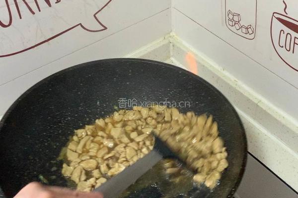 鸡胸肉鸡丁炒胡萝卜尖椒的做法图解17