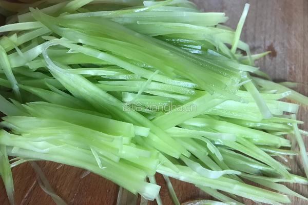 蒜蓉辣椒酱翡翠丝的做法图解1