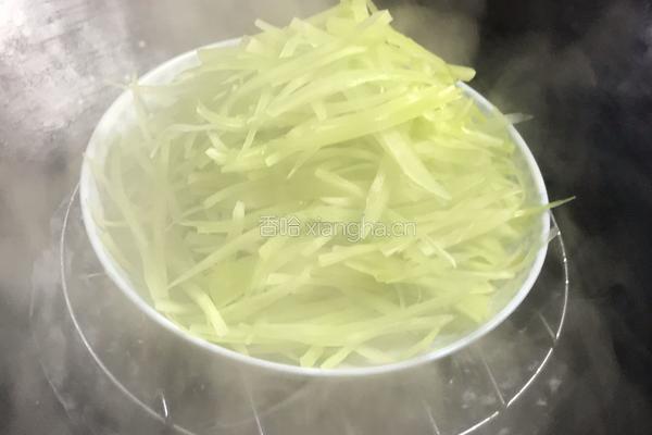 蒜蓉辣椒酱翡翠丝的做法图解4