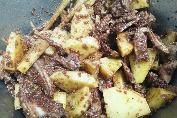 粉蒸脆骨土豆的做法图解4