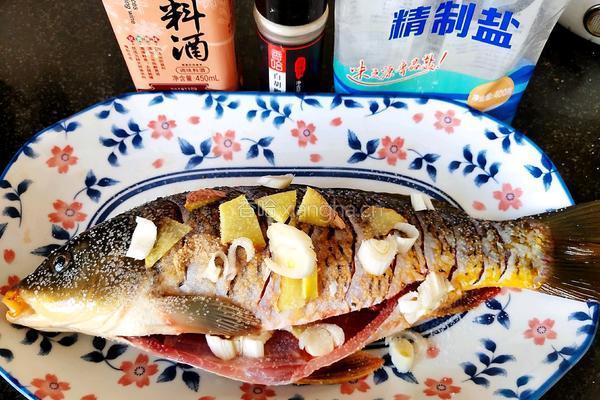 蒸野生鲤鱼的做法图解3