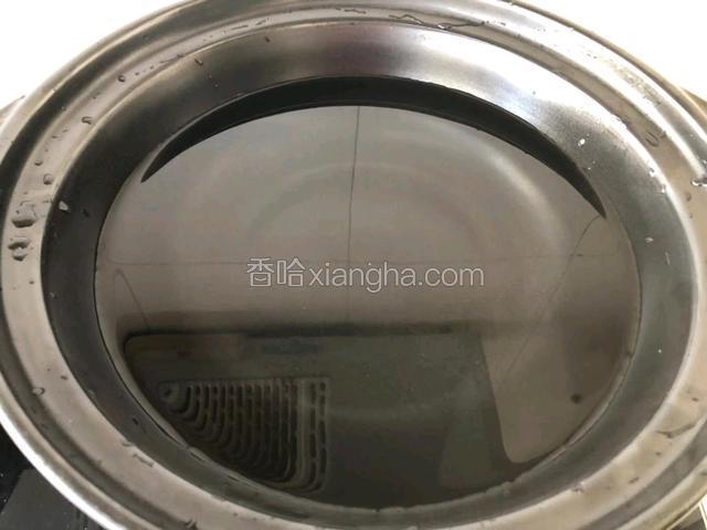 紫沙锅加水(正宗的韩国大酱汤加的是淘米水，我们是家庭版吗，所以用纯净水就可以了)。